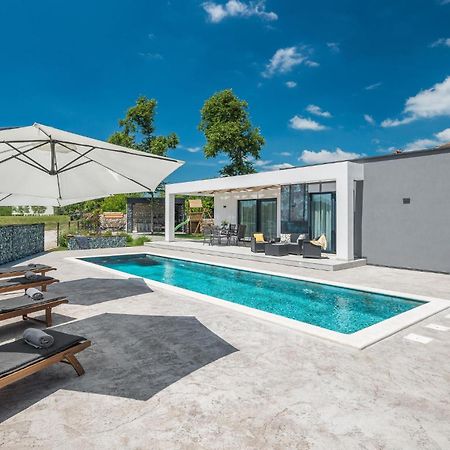 Beautiful Home In Tinjan With Jacuzzi Esterno foto