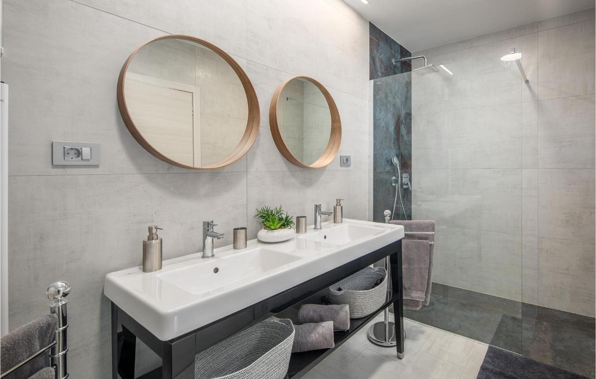 Beautiful Home In Tinjan With Jacuzzi Esterno foto