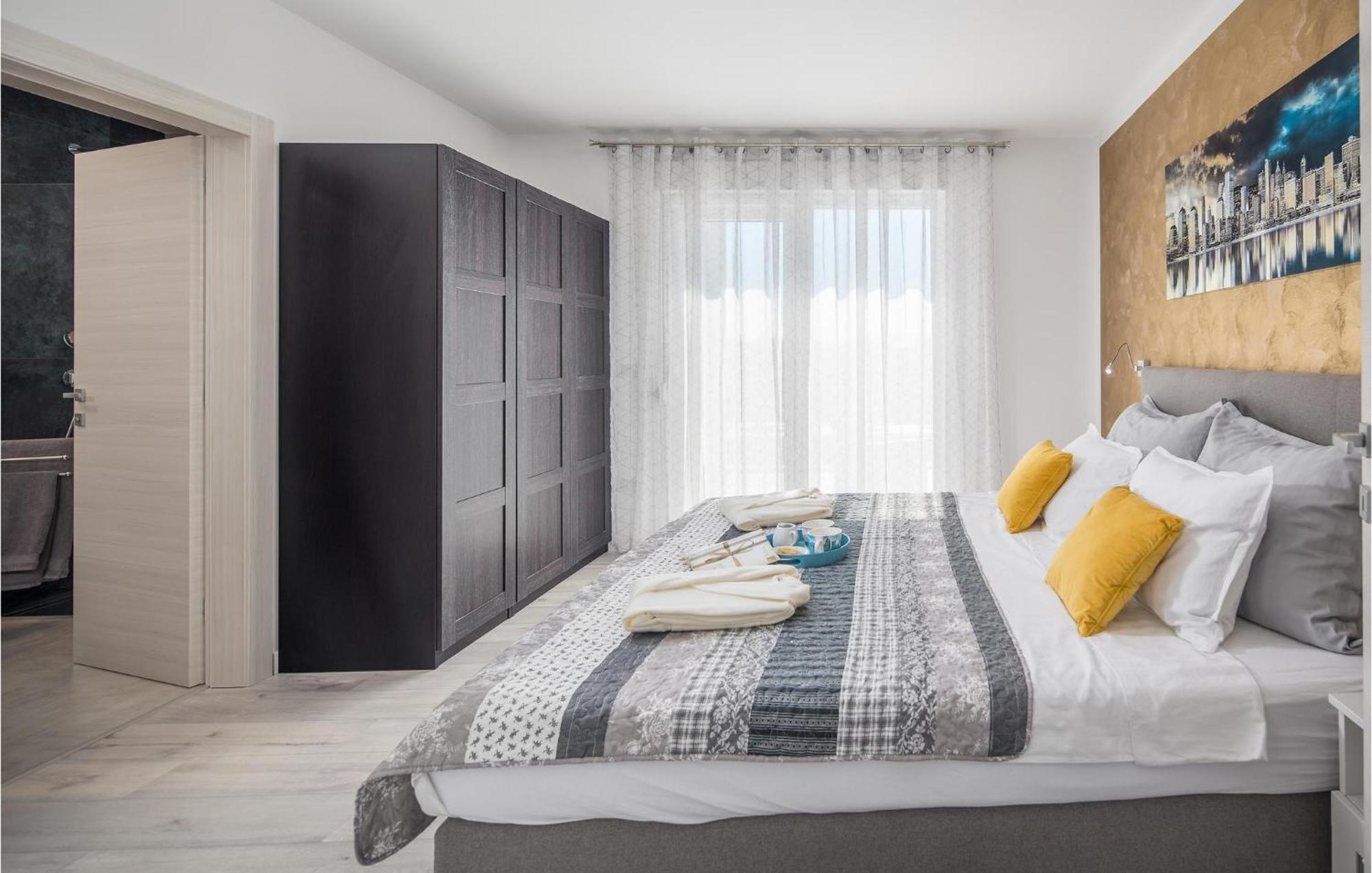 Beautiful Home In Tinjan With Jacuzzi Esterno foto