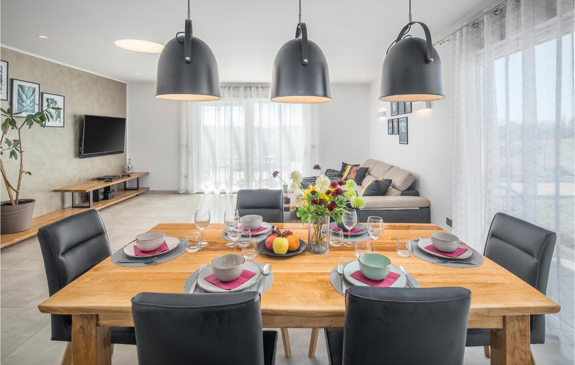 Beautiful Home In Tinjan With Jacuzzi Esterno foto