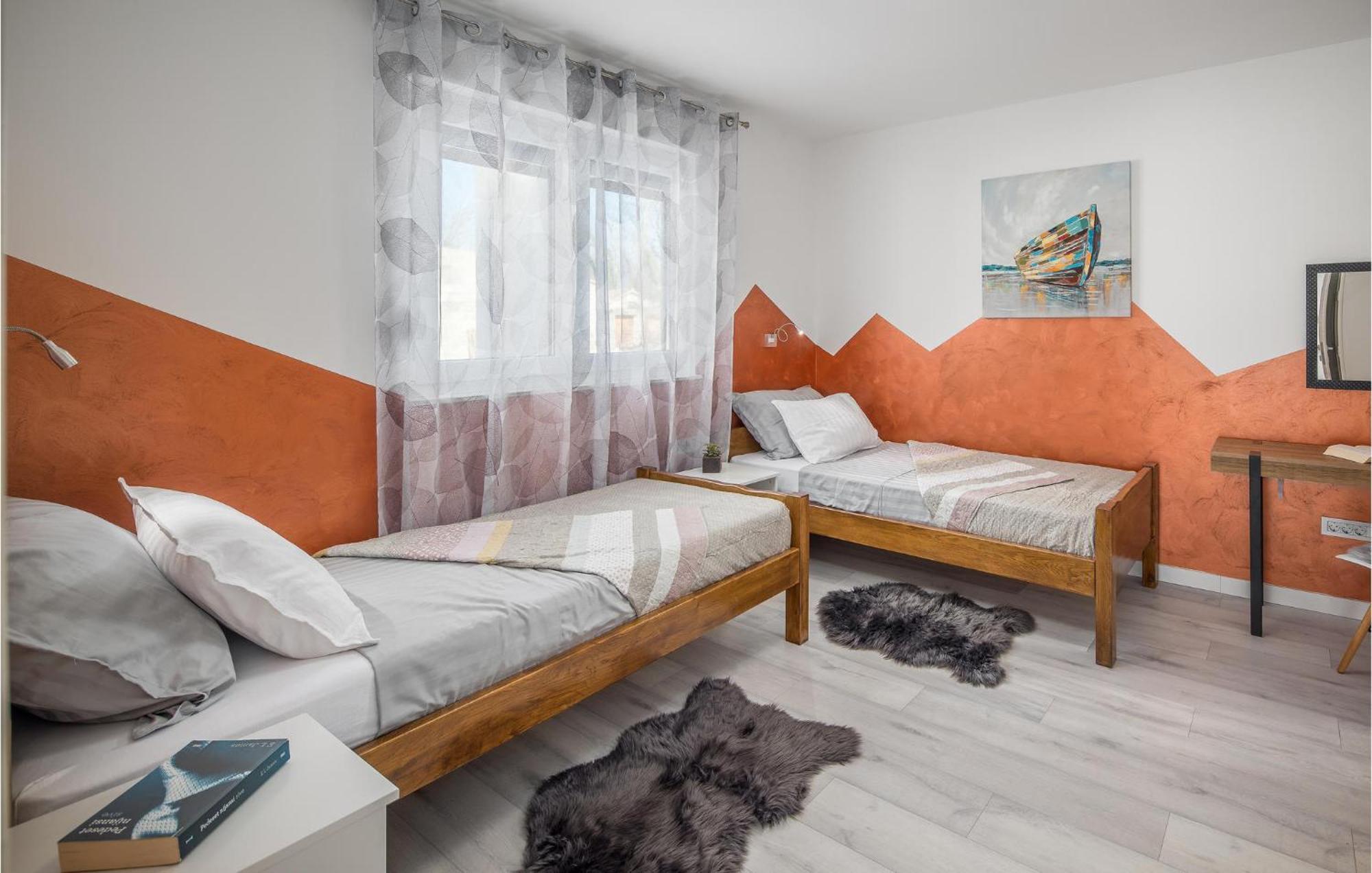 Beautiful Home In Tinjan With Jacuzzi Esterno foto
