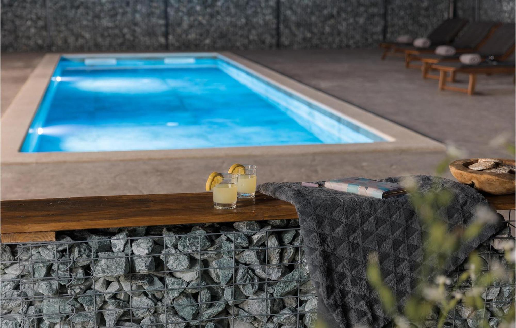 Beautiful Home In Tinjan With Jacuzzi Esterno foto