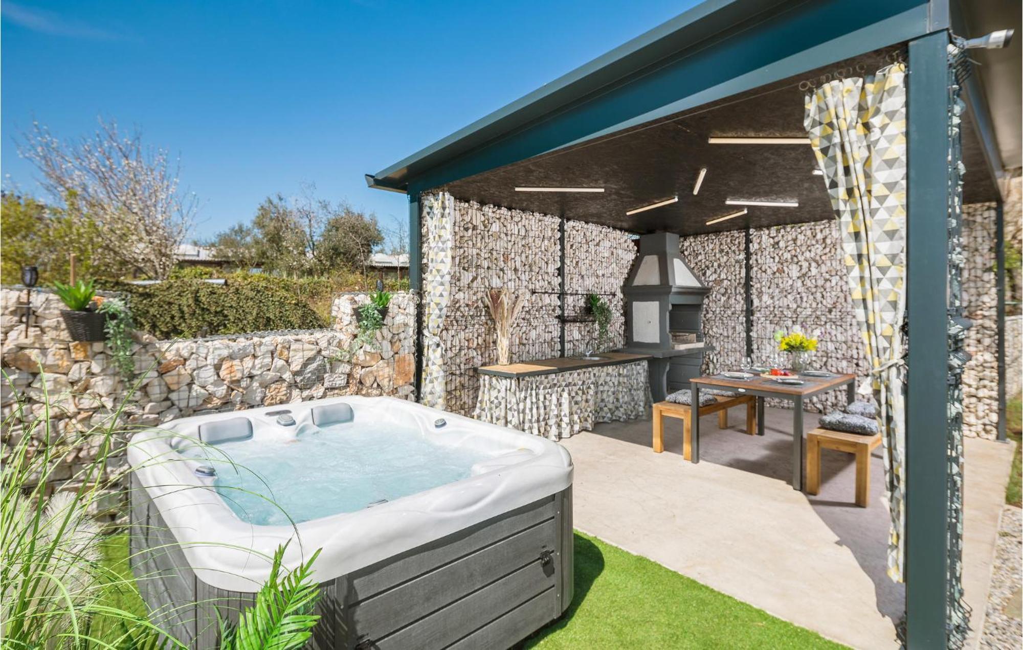 Beautiful Home In Tinjan With Jacuzzi Esterno foto